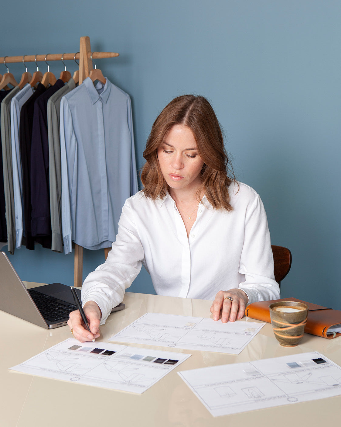 Klassisk skjorte til kvinder i hvid lavet af kvaliteten 100% Viskose (LENZING™ ECOVERO™), ansvarligt produceret design fra A Working Theory