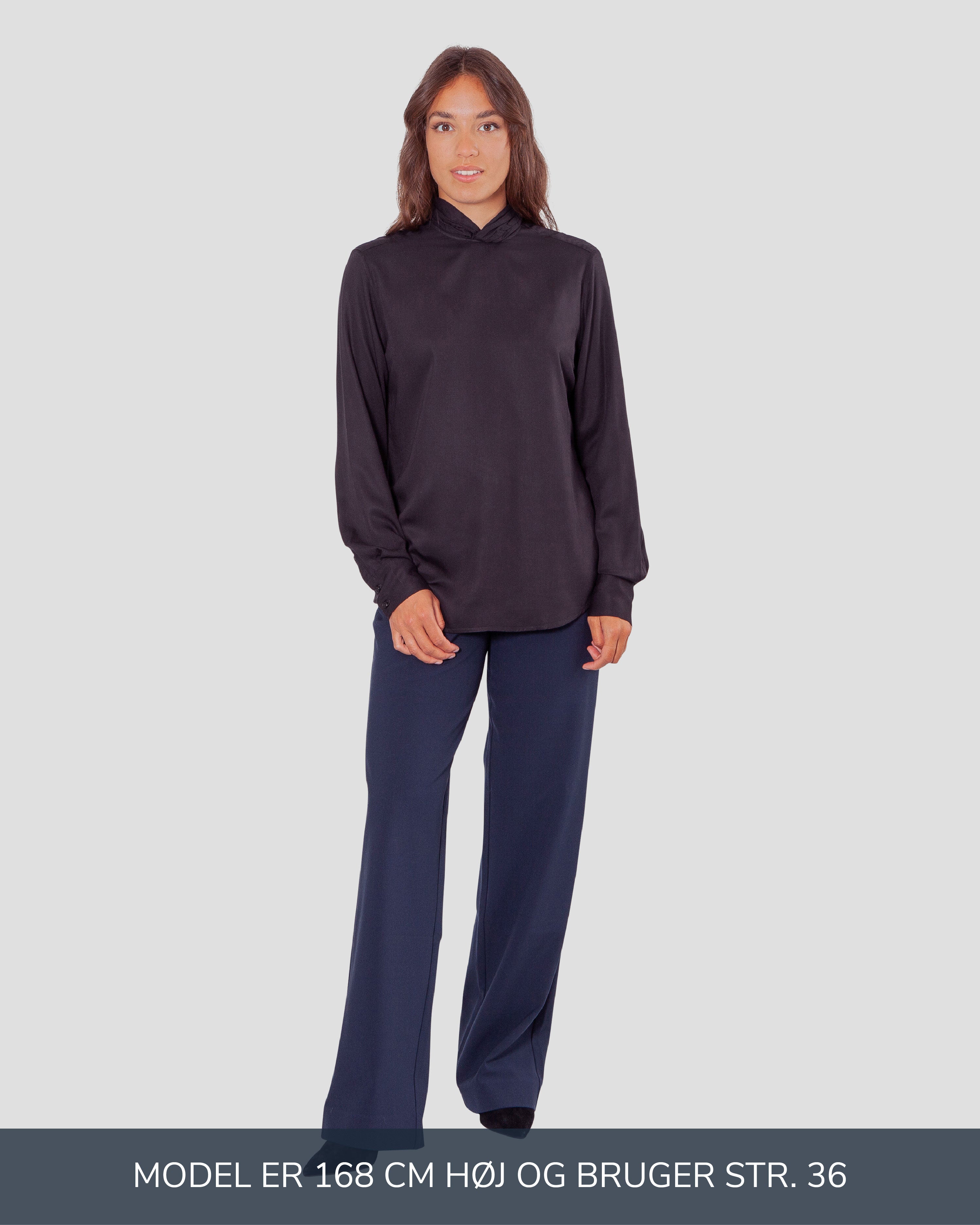 Bluse til kvinder i sort lavet af kvaliteten 100% Viskose (LENZING™ ECOVERO™), ansvarligt produceret design fra A Working Theory