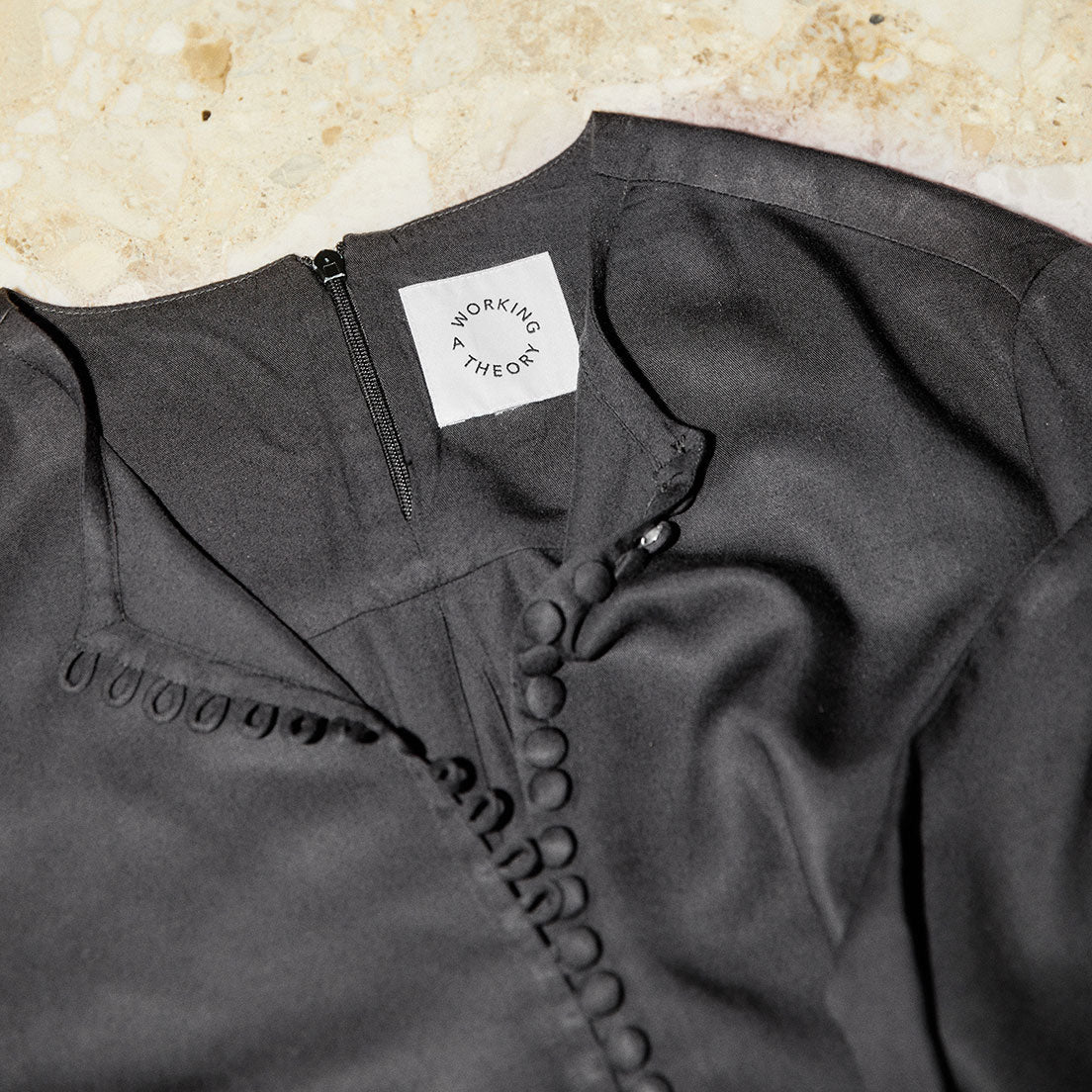 Skjortebluse til damer i sort lavet af kvaliteten 100% Viskose (LENZING™ ECOVERO™), ansvarligt produceret design fra A Working Theory