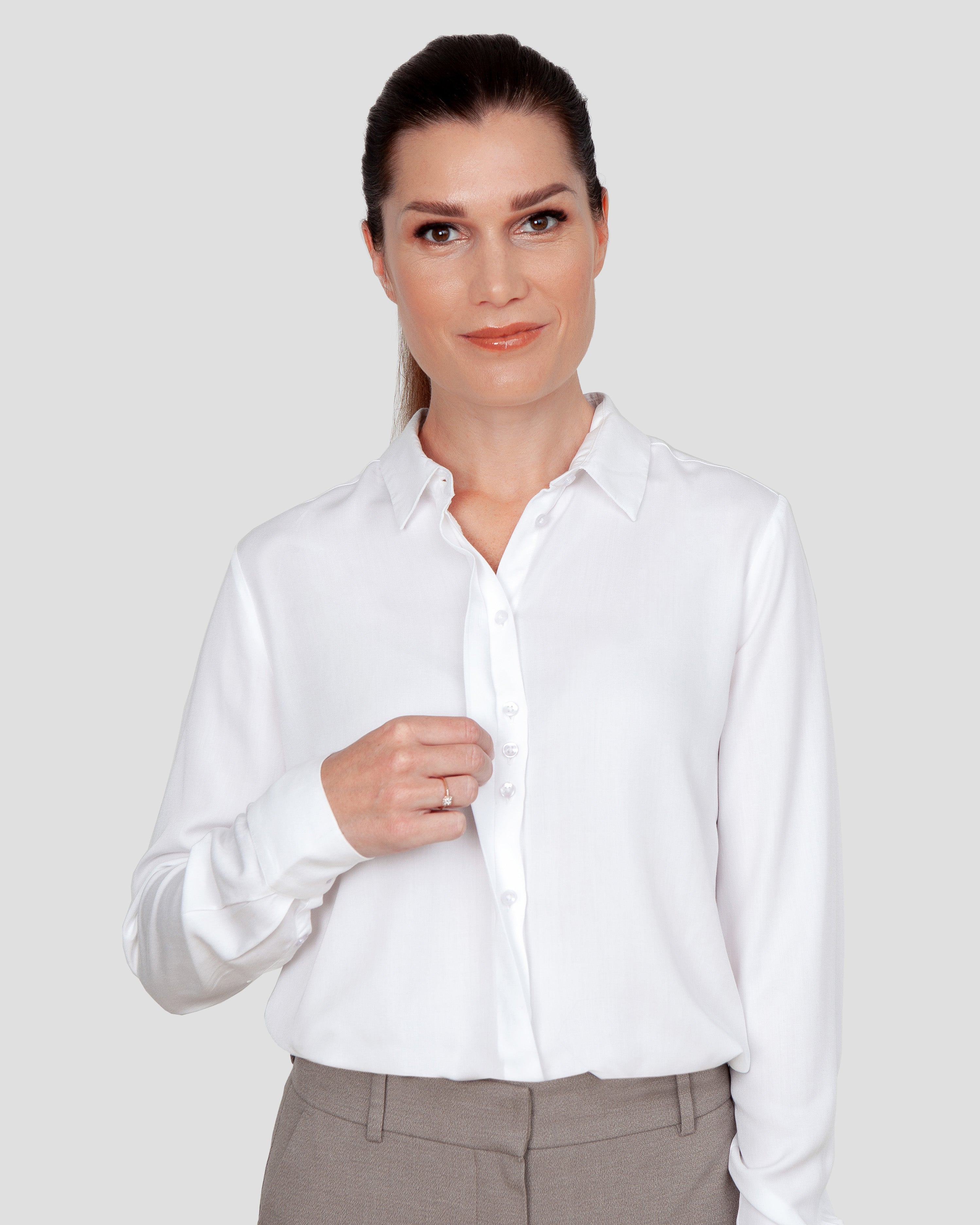 Klassisk skjorte til kvinder i hvid lavet af kvaliteten 100% Viskose (LENZING™ ECOVERO™), ansvarligt produceret design fra A Working Theory