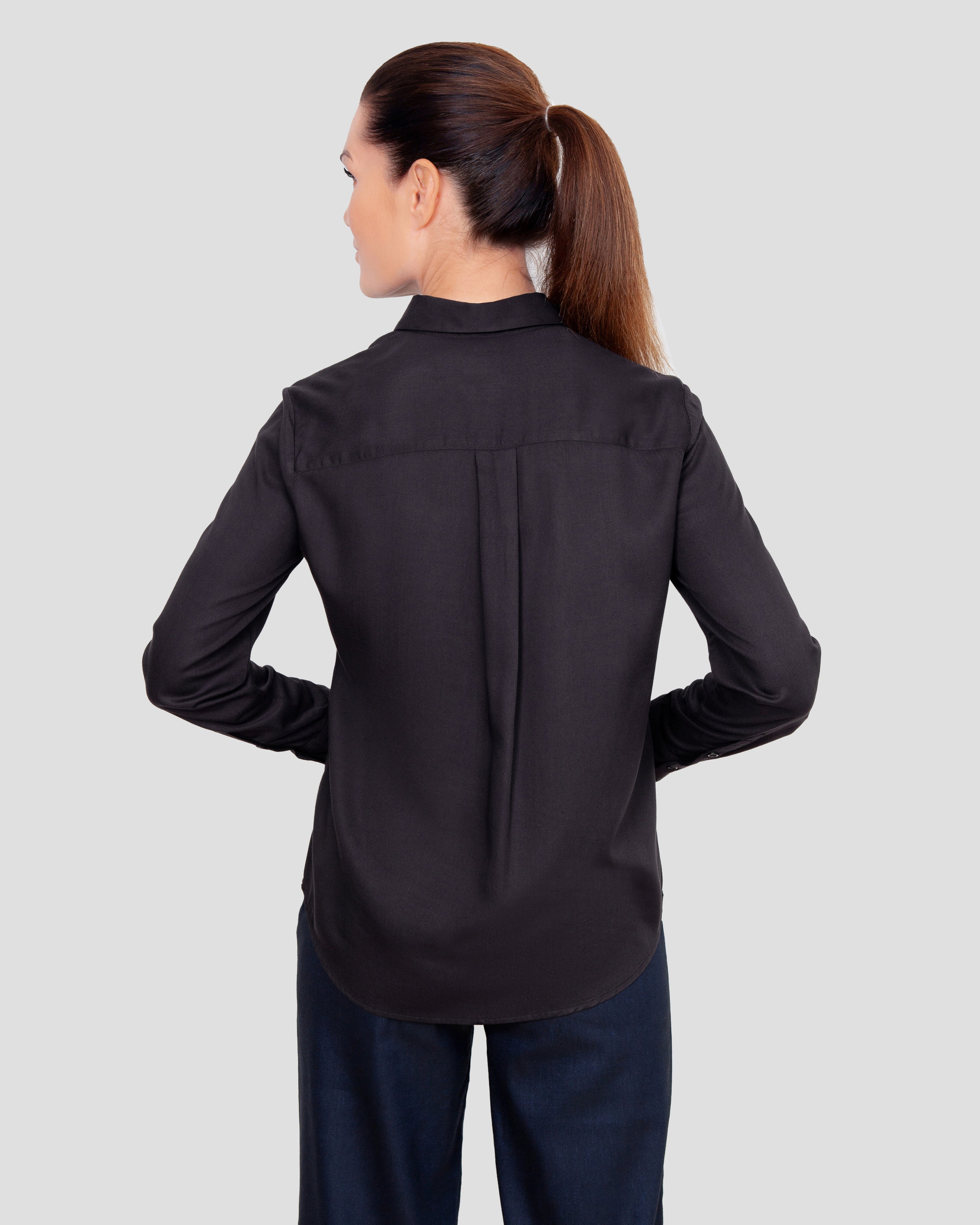 Klassisk skjorte til kvinder i sort lavet af kvaliteten 100% Viskose (LENZING™ ECOVERO™), ansvarligt produceret design fra A Working Theory