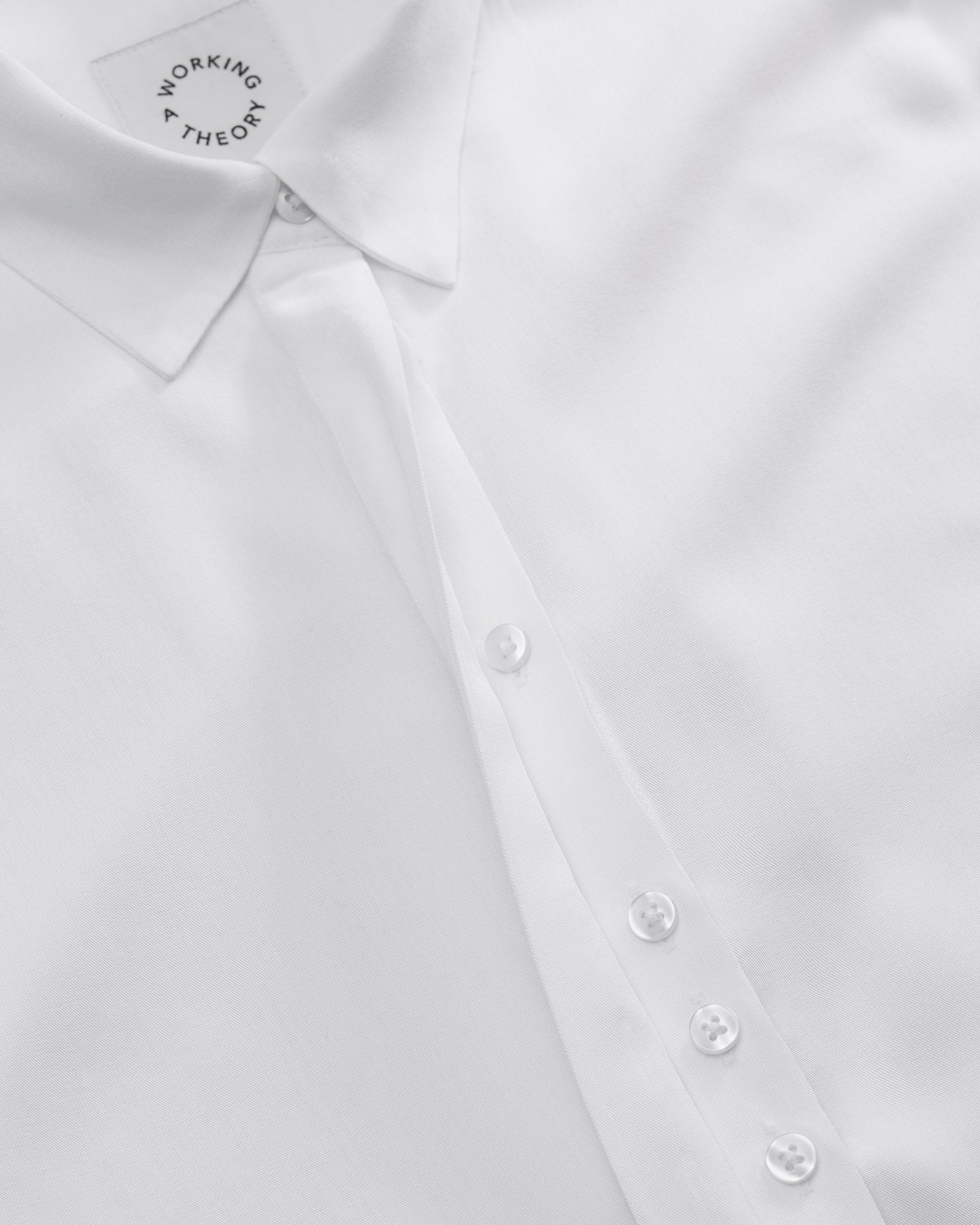 Klassisk skjorte til kvinder i hvid lavet af kvaliteten 100% Viskose (LENZING™ ECOVERO™), ansvarligt produceret design fra A Working Theory