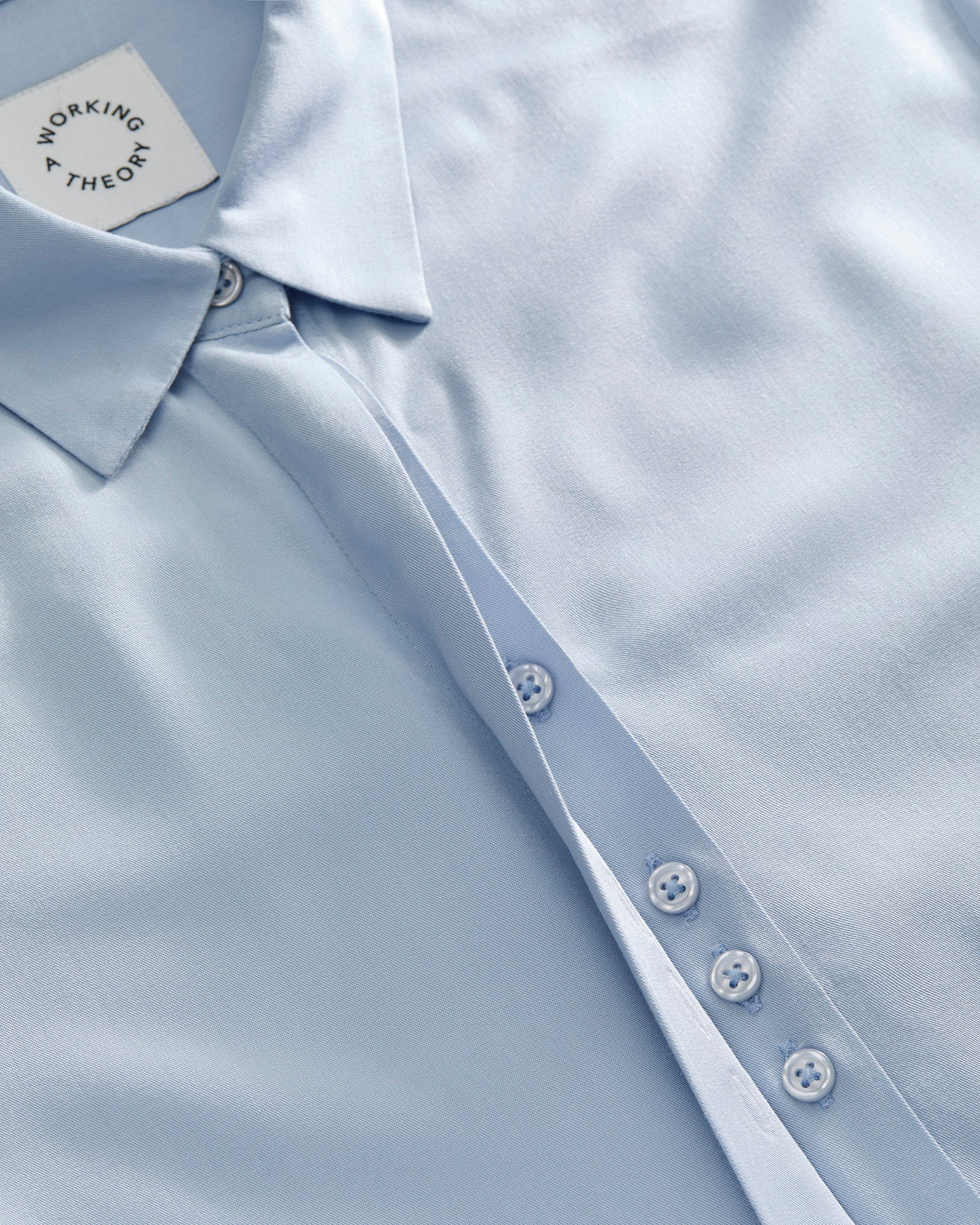 Klassisk skjorte til kvinder i lyseblaa lavet af kvaliteten 100% Viskose (LENZING™ ECOVERO™), ansvarligt produceret design fra A Working Theory
