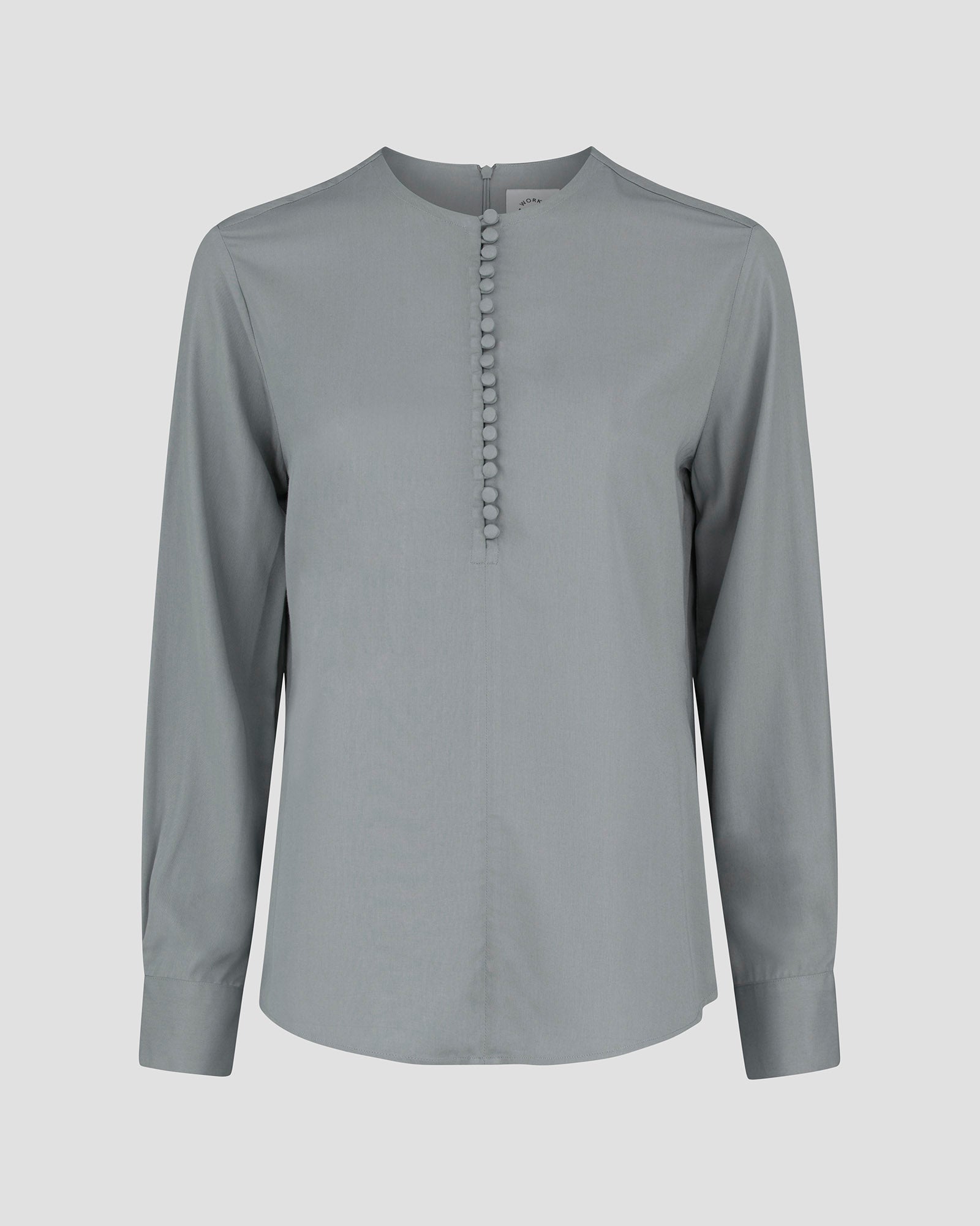 Skjortebluse til damer i sage lavet af kvaliteten 100% Viskose (LENZING™ ECOVERO™), ansvarligt produceret design fra A Working Theory