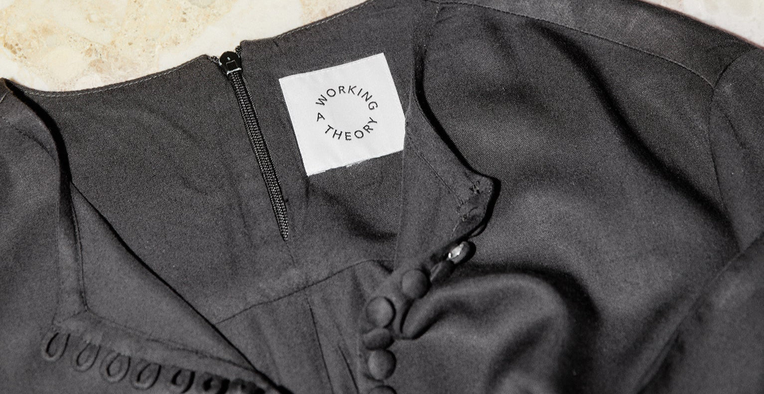 Skjortebluse til damer i sort lavet af kvaliteten 100% Viskose (LENZING™ ECOVERO™), ansvarligt produceret design fra A Working Theory