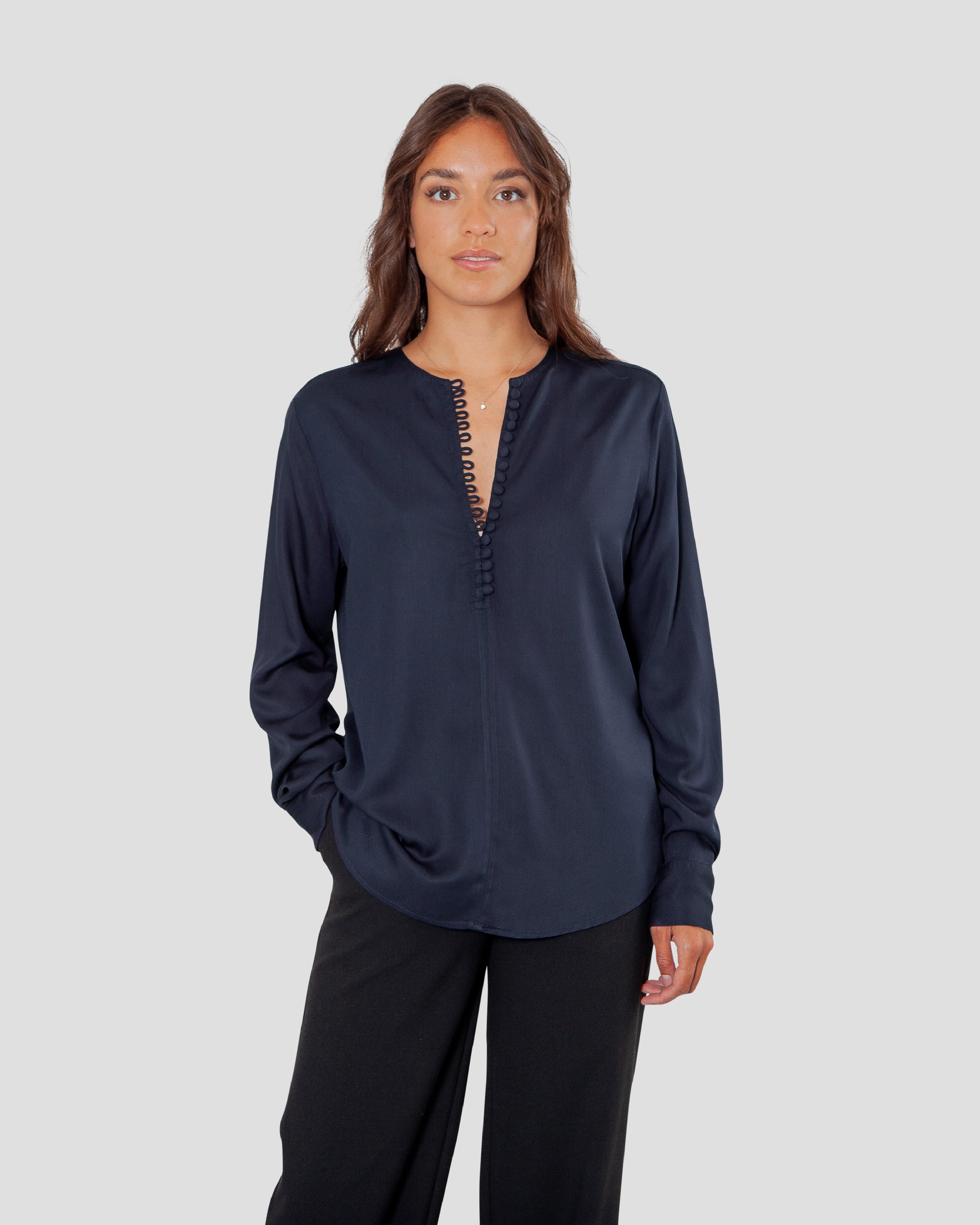 Skjortebluse til damer i navy lavet af kvaliteten 100% Viskose (LENZING™ ECOVERO™), ansvarligt produceret design fra A Working Theory