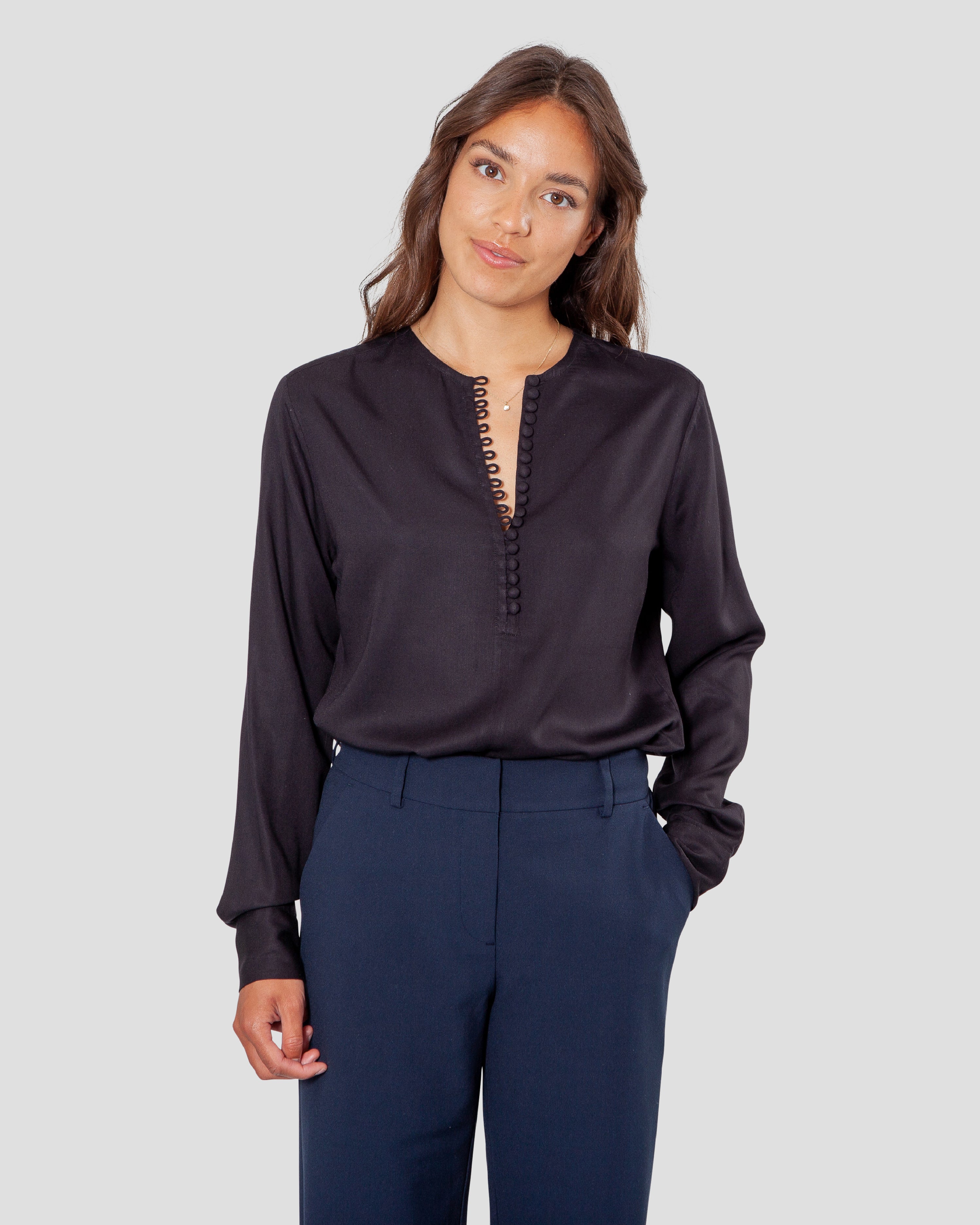 Skjortebluse til damer i sort lavet af kvaliteten 100% Viskose (LENZING™ ECOVERO™), ansvarligt produceret design fra A Working Theory