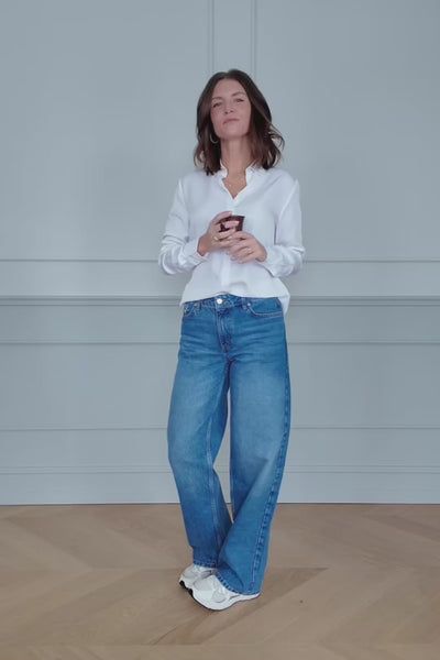 Styling-video af klassisk hvid business-skjorte til kvinder fra A Working Theory, vist i bevægelse og stylet til arbejdsdagen.